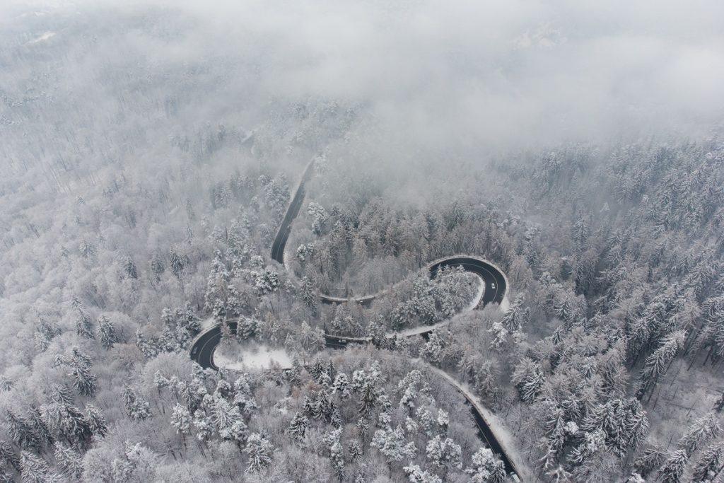 peisaj de iarna cu ninsoare pe drumul dintre brasov si poiana brasov