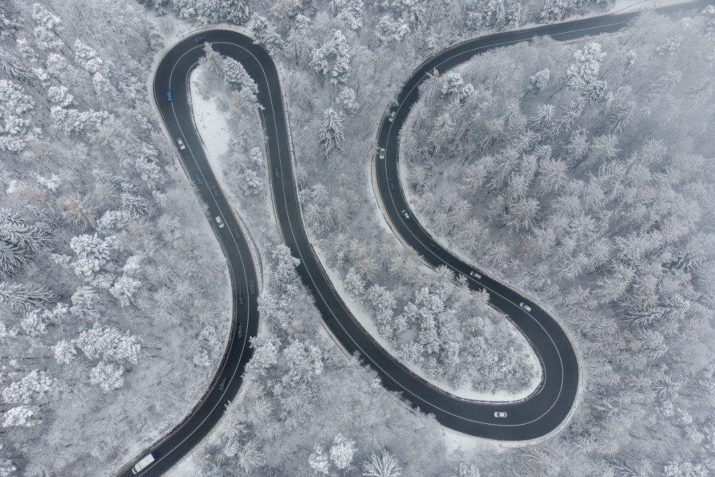 serpentine si masini urcand pe drumul spre poiana brasov