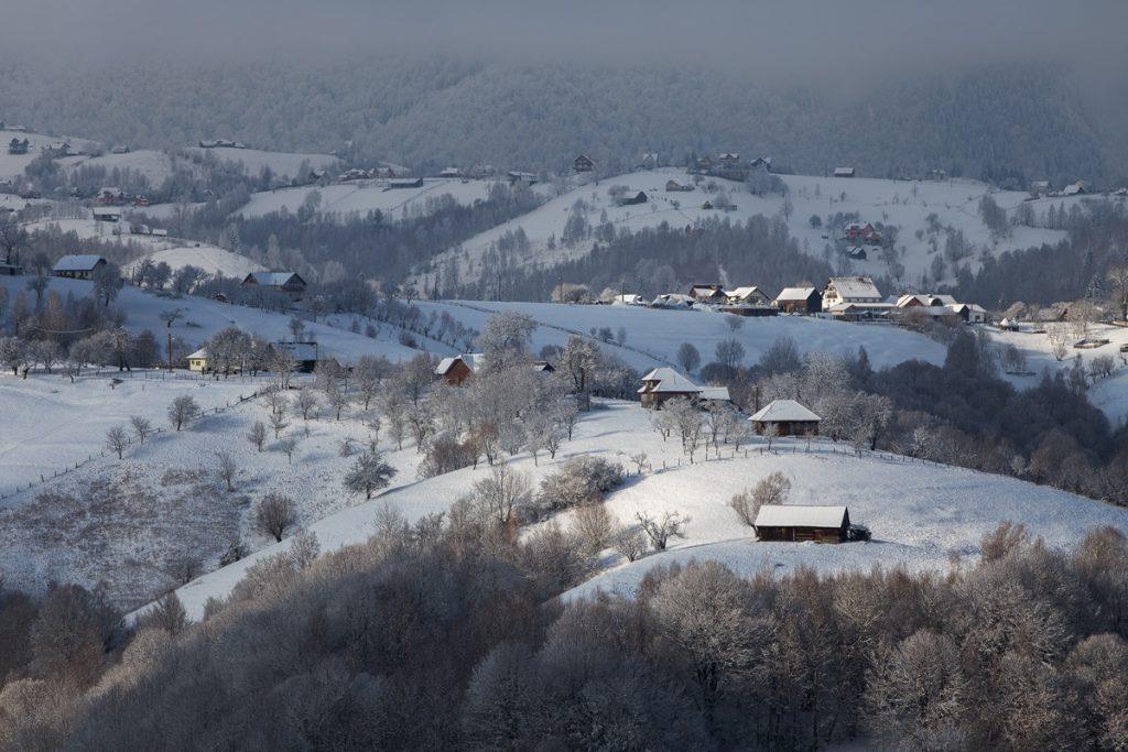 peisaj de iarna in satul pestera brasov