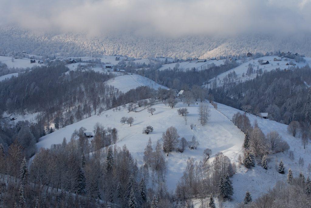 fotografie de peisaj iarna in satul pestera brasov