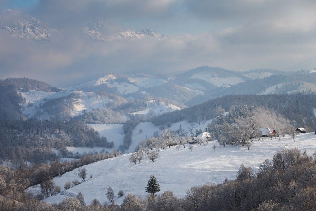 fotografie de peisaj cu zapada pe culoarul rucar bran