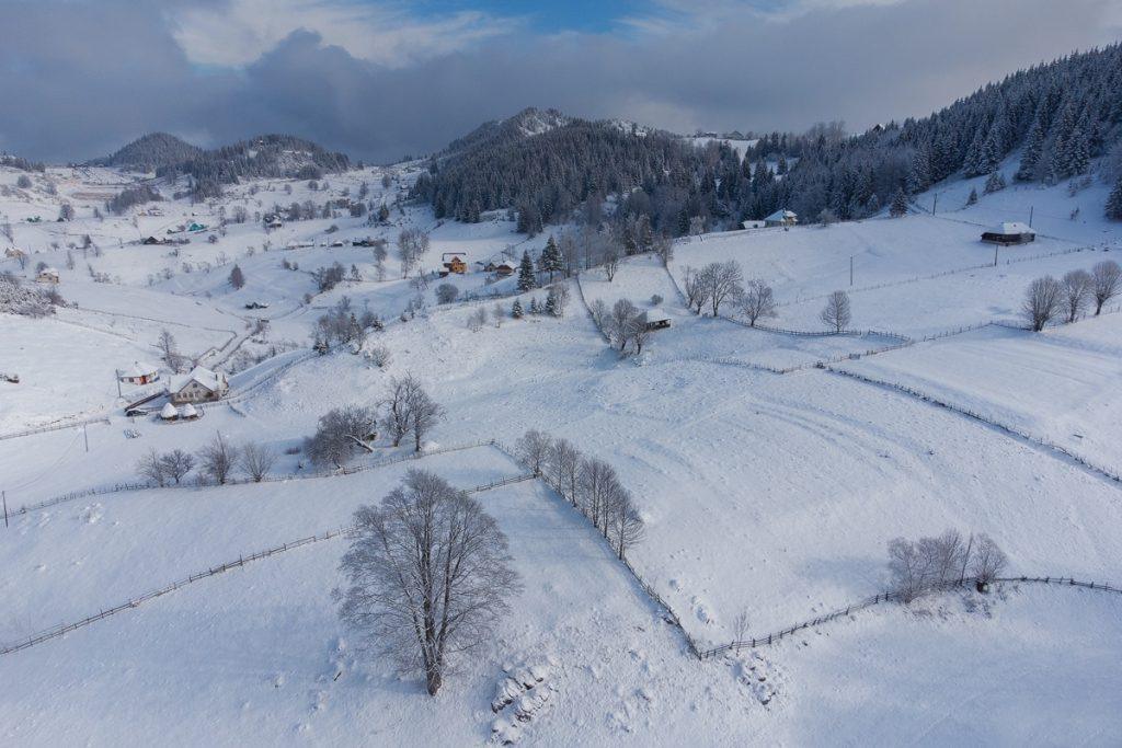 peisaj rural de iarna in comuna fundata brasov