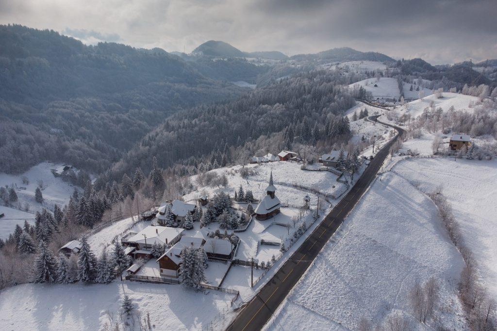 biserica din satul drumul carului brasov intr-o dimineata de iarna