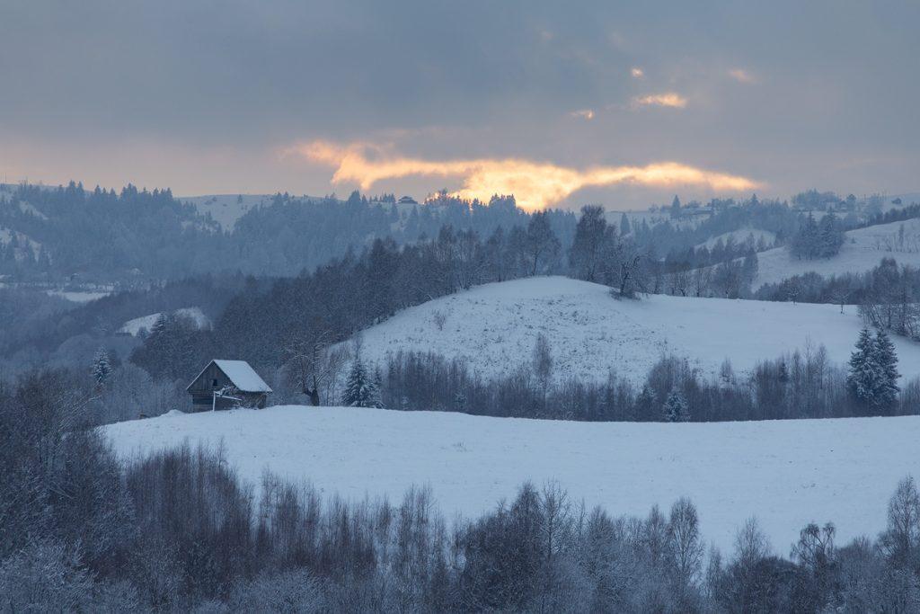 peisaj rural de iarna cu ninsoare in satul pestera brasov