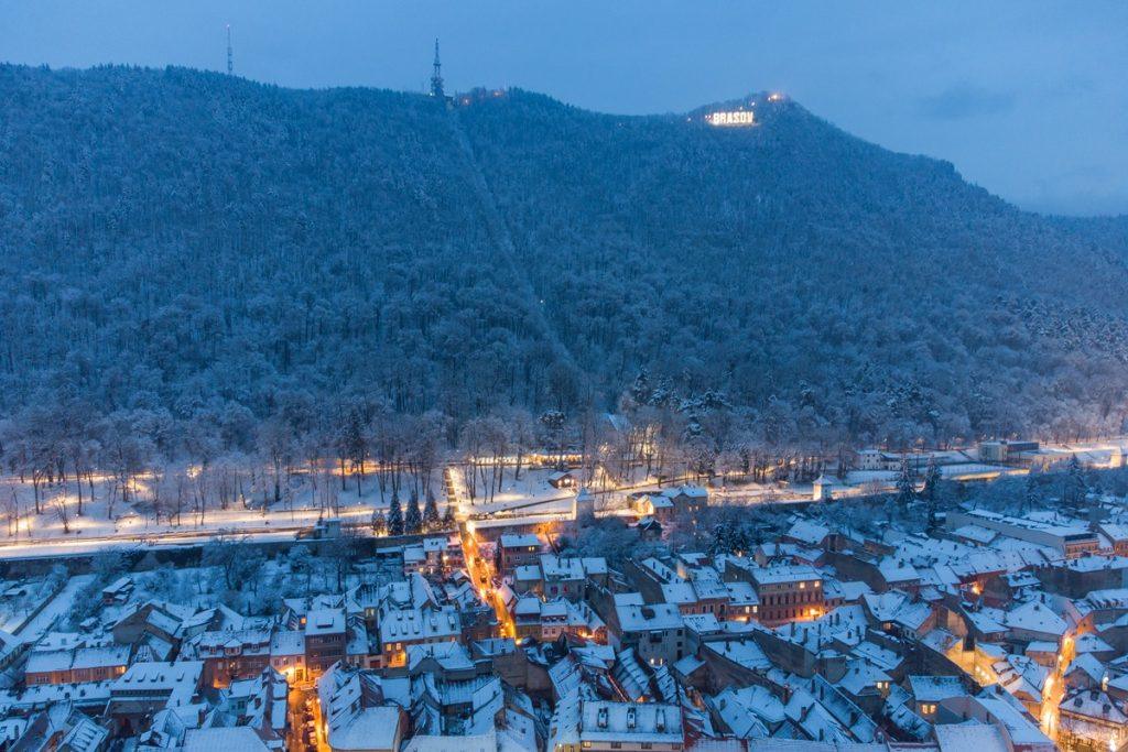 peisaj de iarna cu zapada la ora albastra brasov centrul vechi tampa