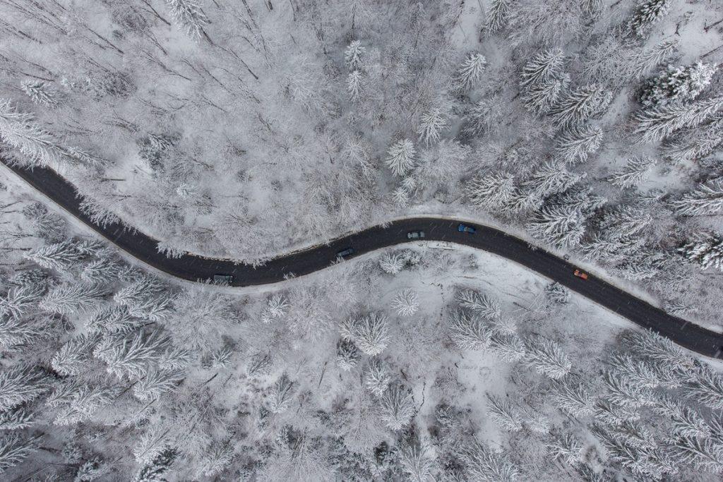 peisaj de iarna masini pe drumul dintre brasov si poiana brasov