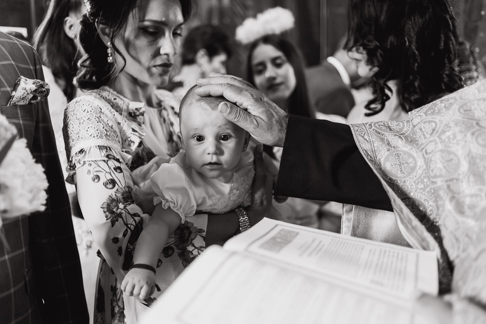 Alex Coman fotografii de botez Craiova slujba religioasa alb negru