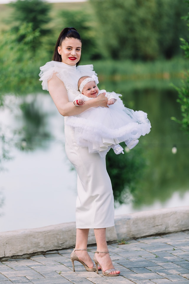 Alex Coman fotografii de botez Craiova portret mama fiica