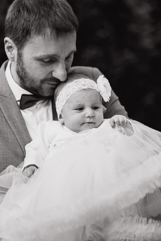 Alex Coman fotografii de botez Craiova portret tata fiica alb negru