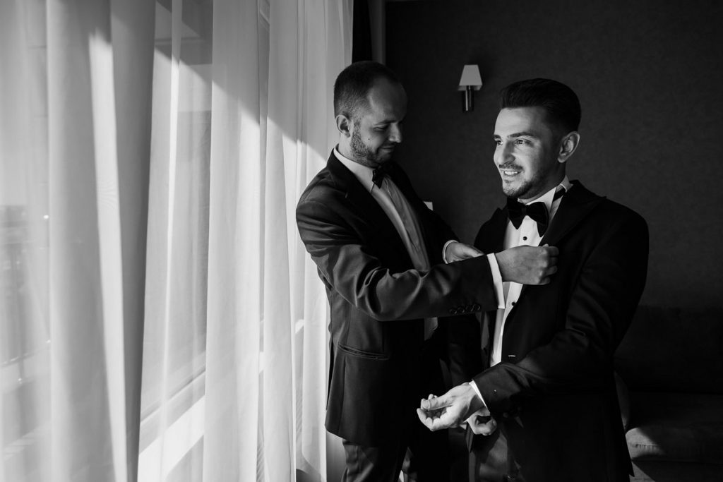 fotografii nunta craiova pregatiri mire alb negru