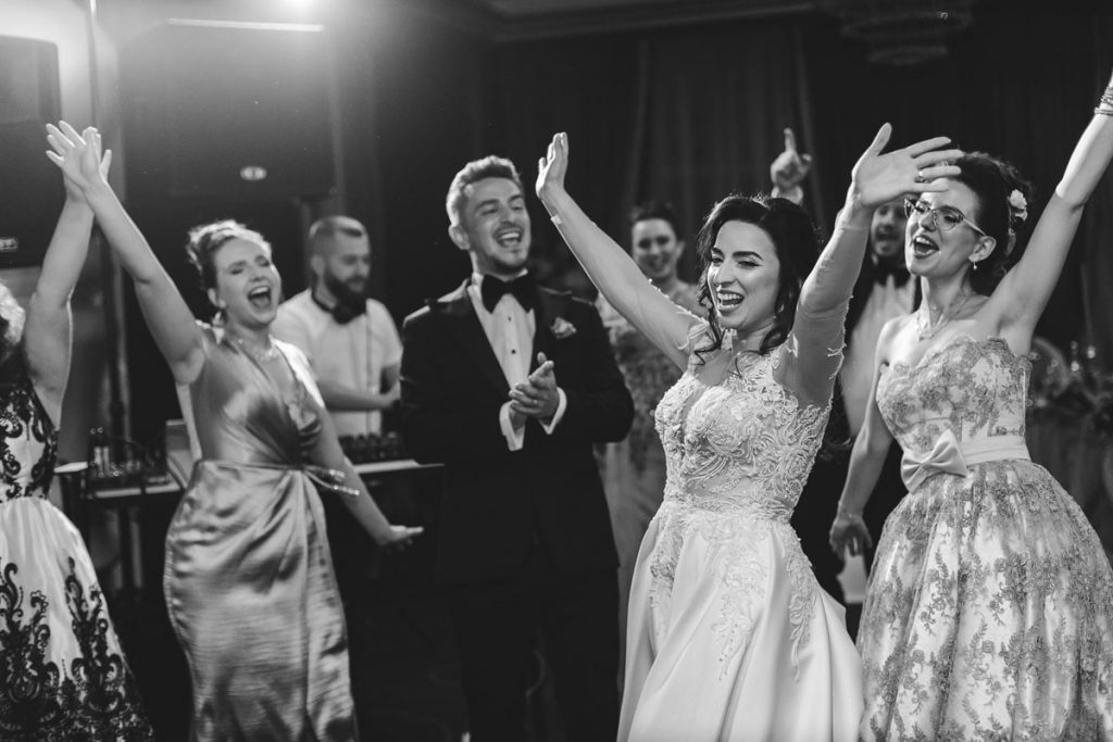 Alex Coman fotograf nunta craiova dans miri petrecere restaurant 