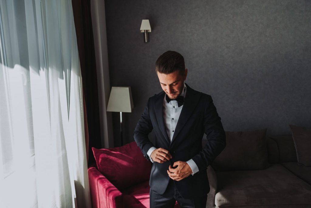 Ruxandra si Madalin fotografii nunta craiova pregatiri mire camera hotel