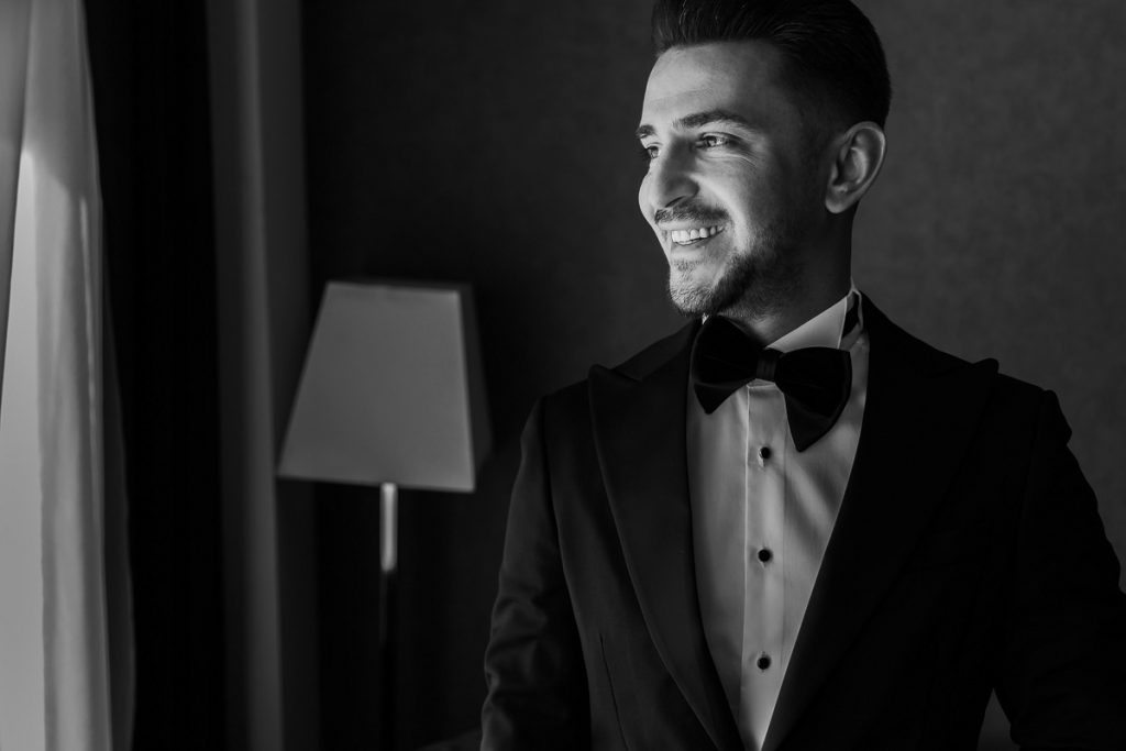 Ruxandra si Madalin fotografii nunta craiova pregatiri mire fotografie alb negru