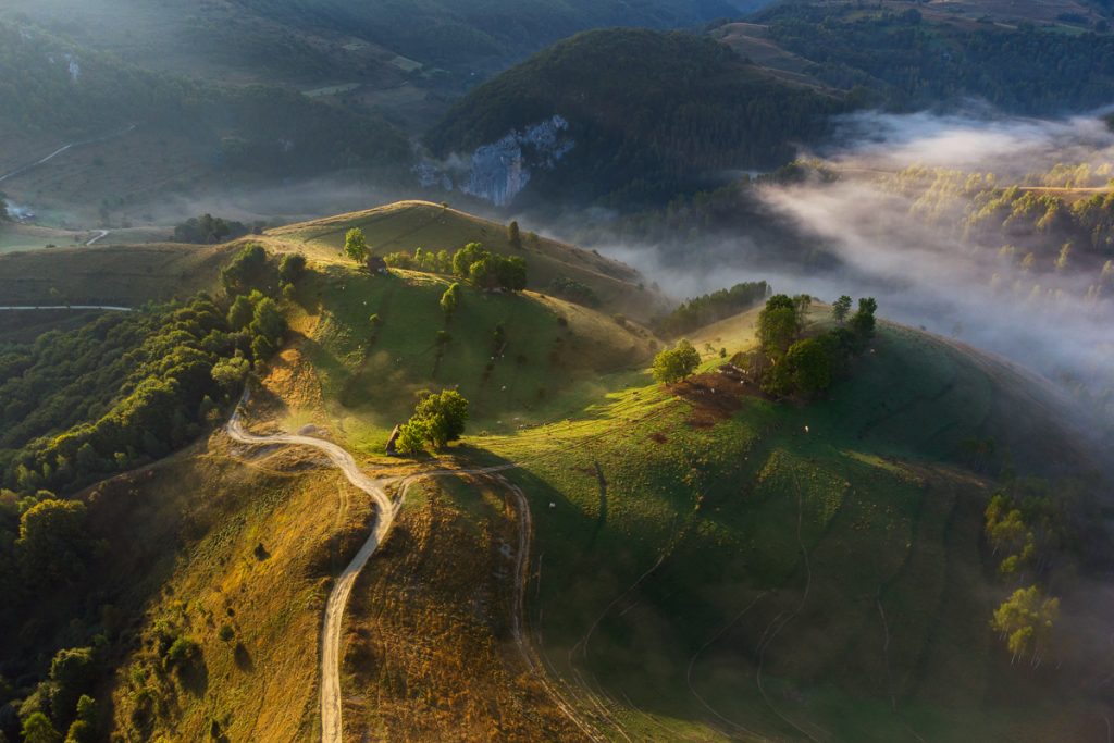 fotografie aeriana in satul dumesti muntii trascaului