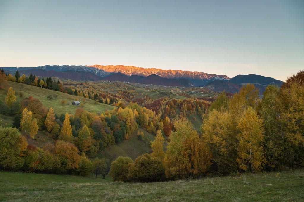 rasarit de toamna in satul pestera brasov