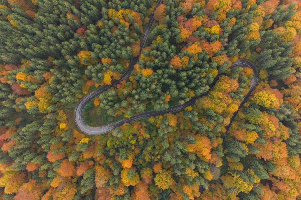 fotografie aeriana deasupra soselei de la lacul sfanta ana baile tusnad