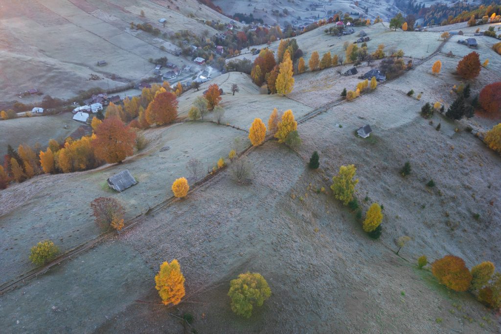 peisaj de toamna in satul sirnea