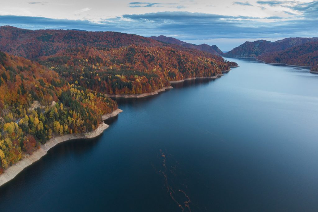 peisaj de toamna pe transfagarasan lacul vidraru