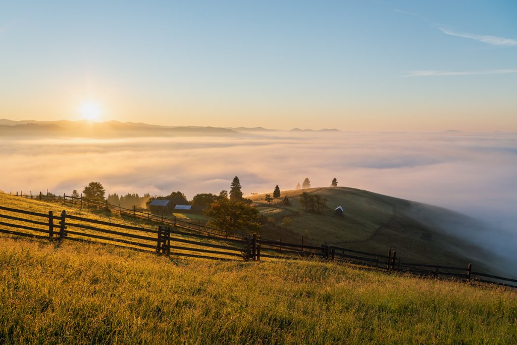 rasarit de vara in satul paltinu suceava bucovina